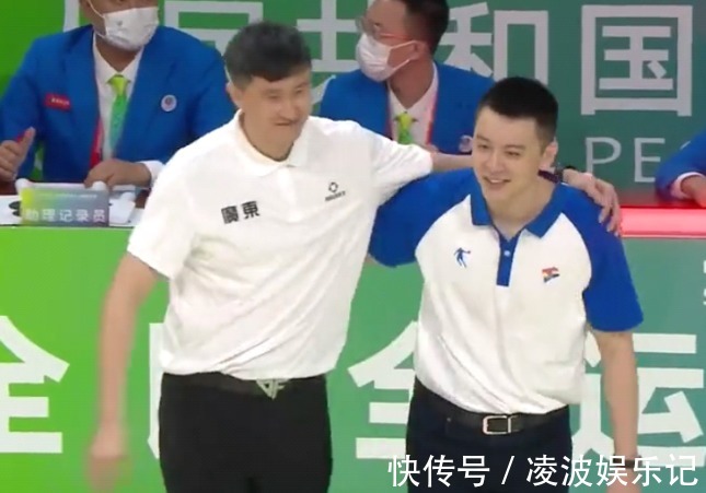 广东|恭喜夺冠！杜锋微笑拥抱杨鸣，服了郭艾伦+周琦，这组合太无解