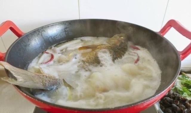 不管炖什么鱼,都别放“它”,不然鱼腥味会锁里,汤难喝又浑浊