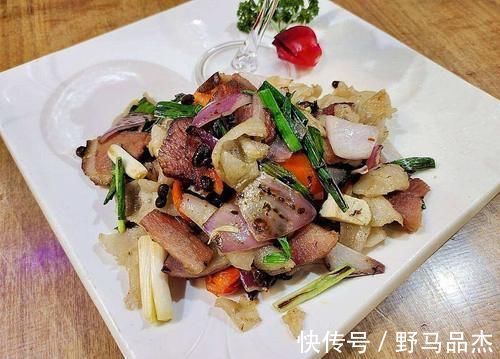 青椒炒腊肉|炒腊肉前，只会泡水是不行的，多做一步，腊肉香嫩不肥腻，还不柴