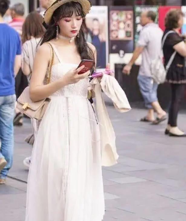 街拍:小姐姐笑容甜美,身材高挑,时尚感爆棚