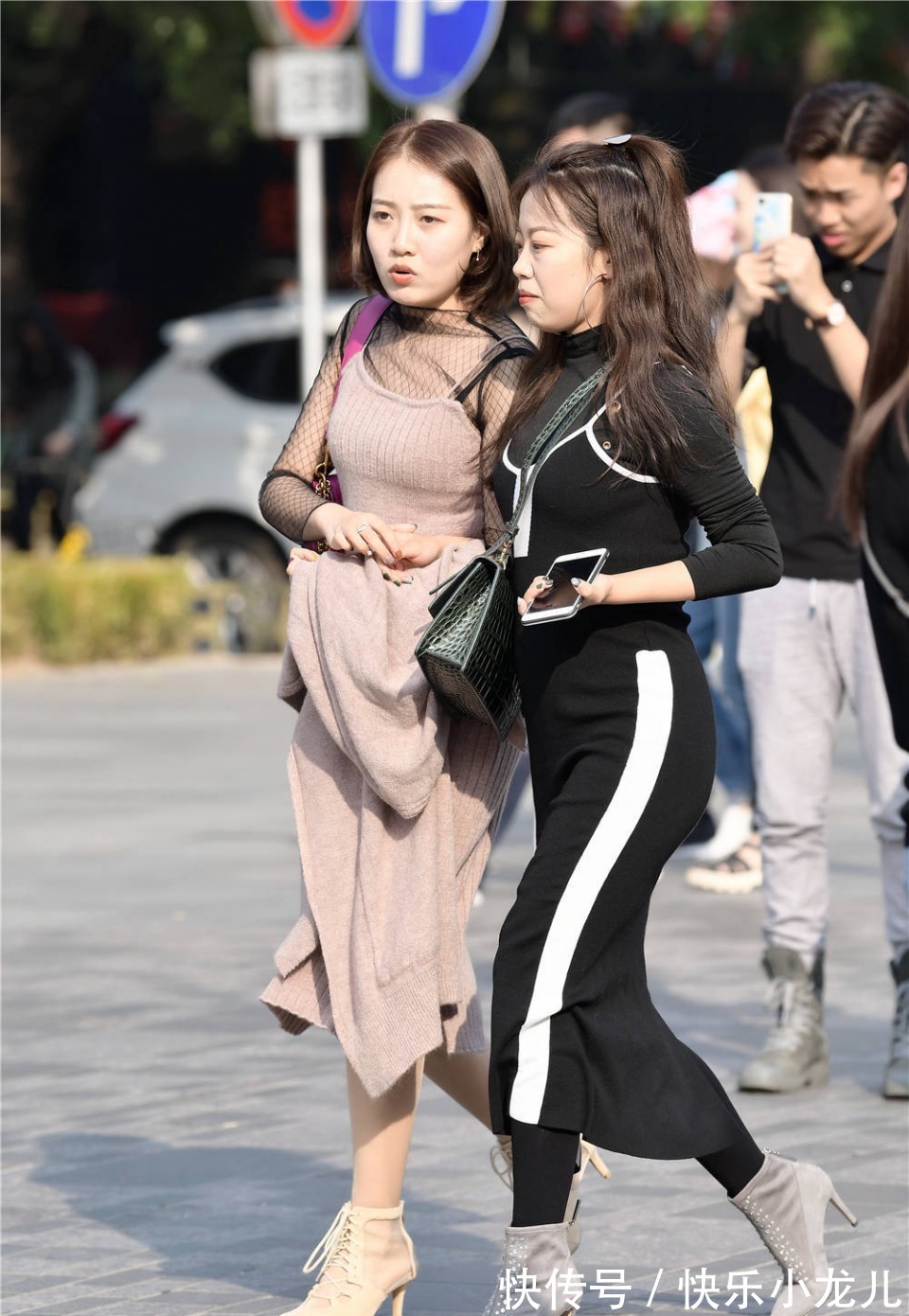 身材高挑 和姐妹逛街,都搭配选择尖头细跟短靴,色彩和款式有些差别