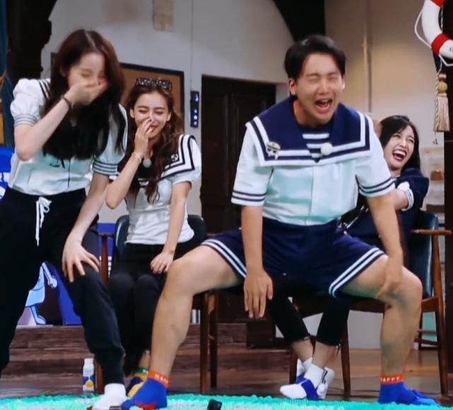 郭麒麟 欧阳娜娜踩郭麒麟的脚,大林子痛到翻白眼,看清脚底是啥笑出声了