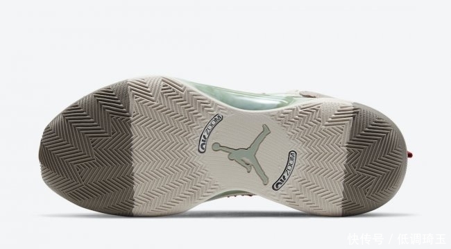 顶级排面!鞋王塔克上脚两双冠希兵马俑!下月登场