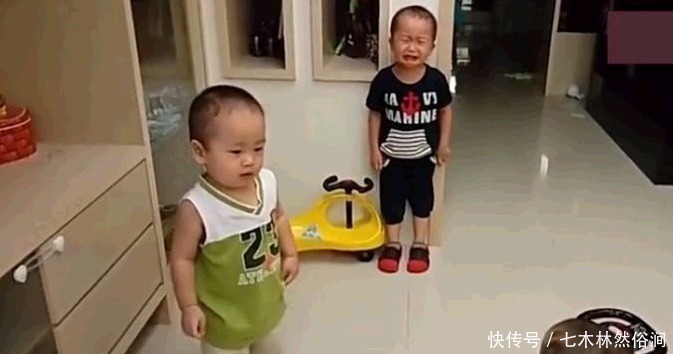 罚站|大宝哥哥被罚站,2个双胞胎弟弟的反应,妈妈在卧室看到偷笑