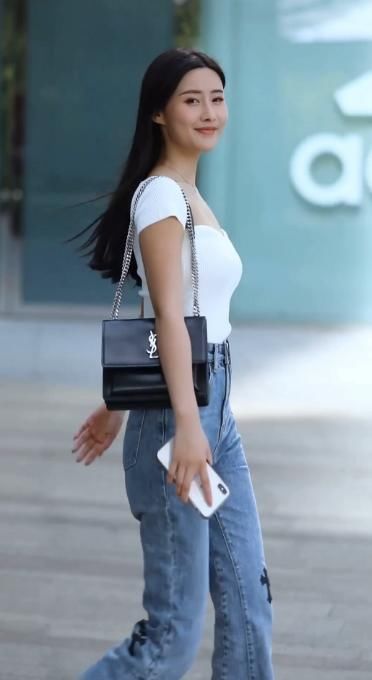 小姐姐耐看又性感,针织衫配牛仔裤,穿出邻家女孩清纯感