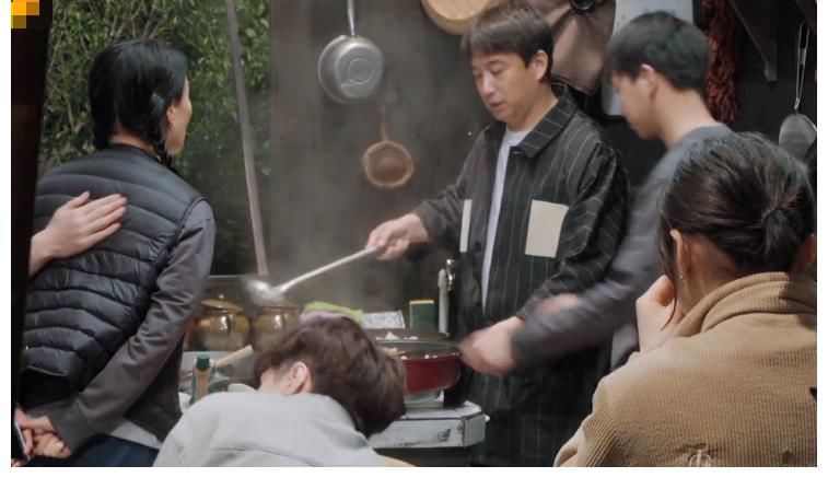 做饭|黄磊做饭给客人吃，首次被说“没入味”，何老师连忙出来维护！