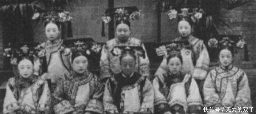 犯人|罕见老照片正在打板子的犯人,镖局的镖头,清朝时期的格格!