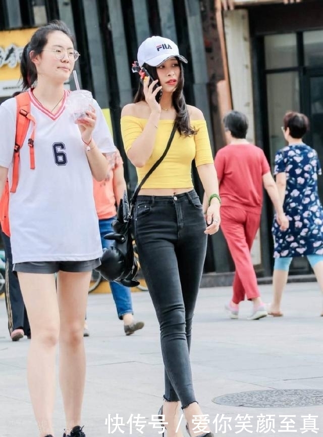 街拍:两个身材超棒,长的超美的小姐姐,气质优雅,甜美可人!