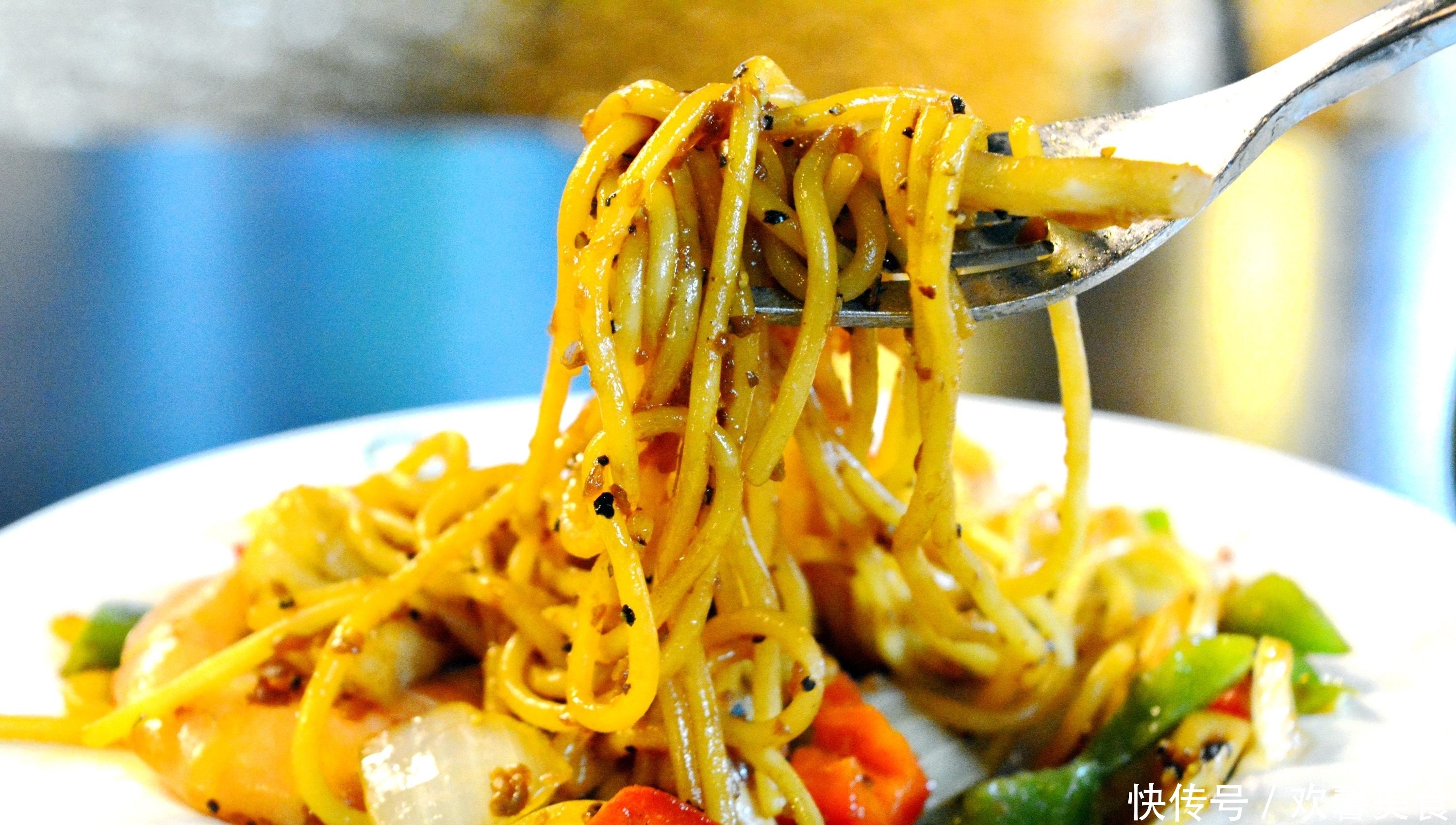  疑惑|外国人疑惑：为什么中国人吃的面条都带汤呢？网友的回答扎心了