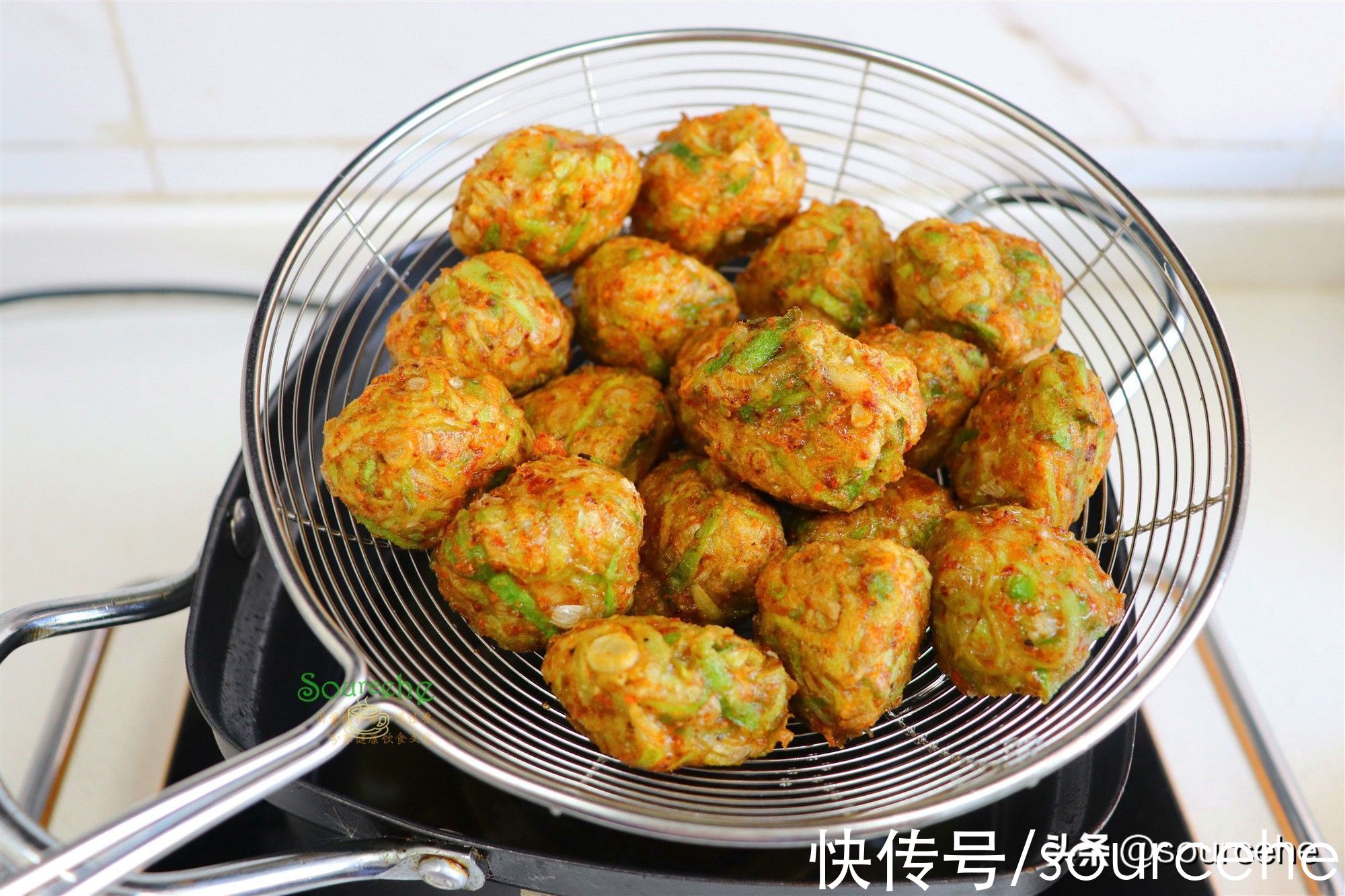 2根萝卜1碗粉，揉搓成小丸子，炸得香喷喷的，一口一个停不下来