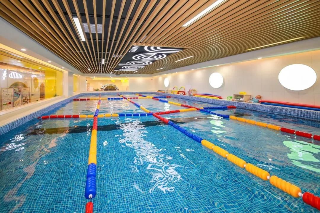 父母|你还不知道什么是亲子游泳?看这里一篇全搞定