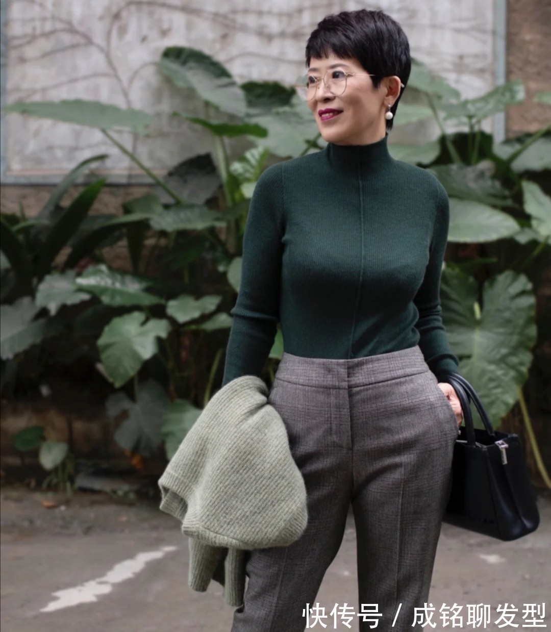 马甲|六十岁更要摆脱大妈感,学学她的减龄搭配术,穿出优雅的时髦范