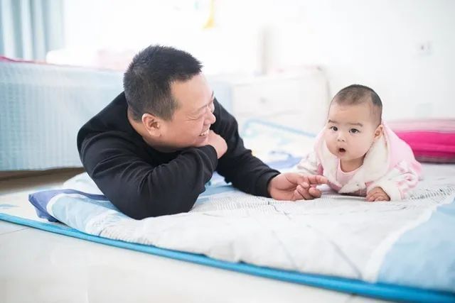 家长|八个月宝宝发育迟缓,原因是添加辅食不当惹的祸,家长要引起注意