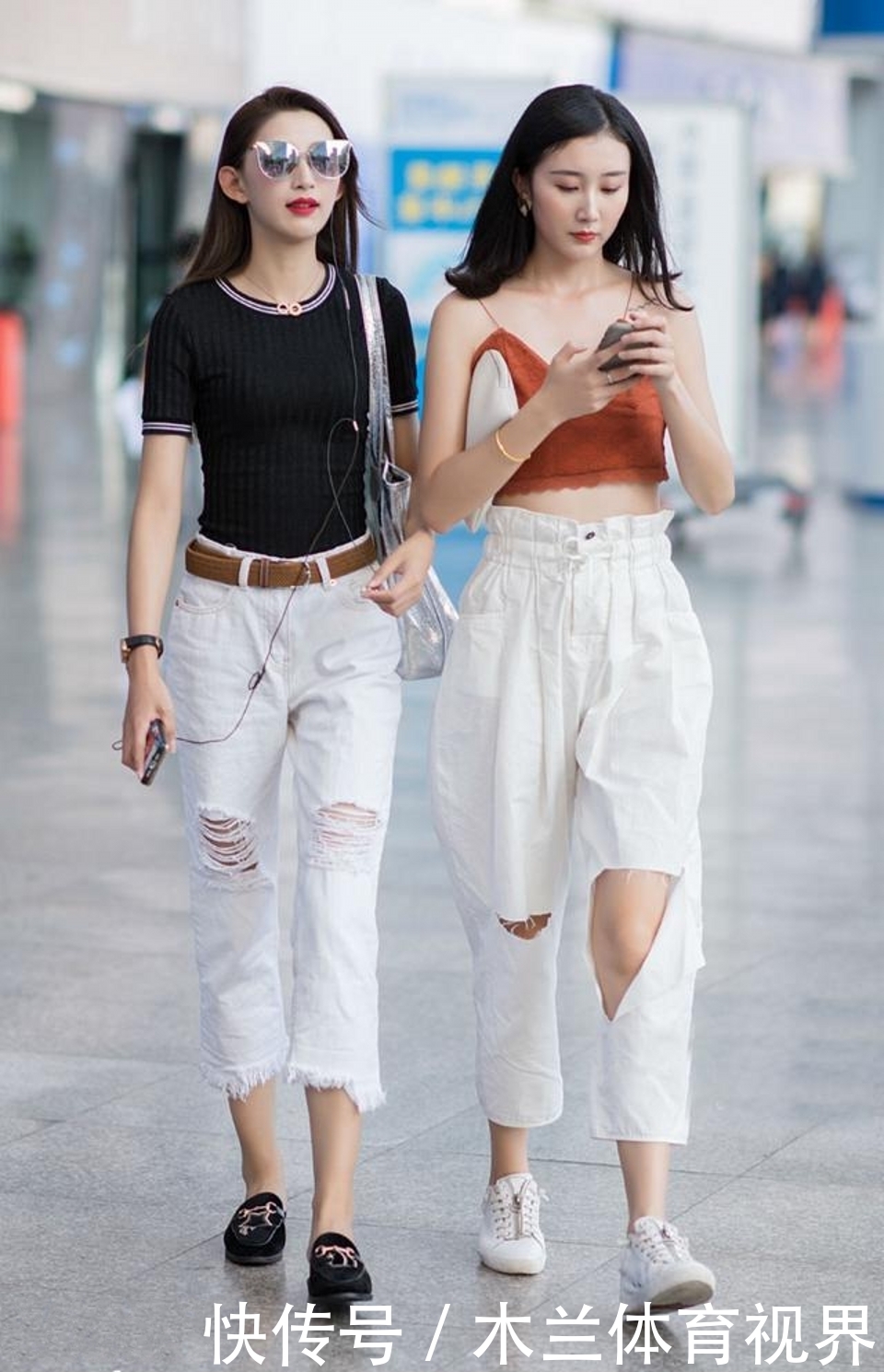 小姐姐卡其色休闲裤搭配白色开衫，格外的有魅力