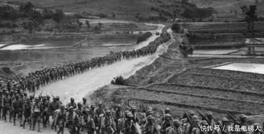 张照片|老照片:日本艺妓在水边洗脚,沿途的百姓给士兵敬茶。