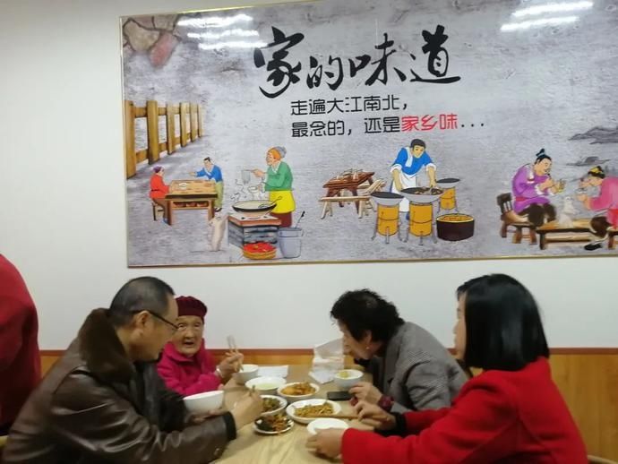 龙潭湾社区|“爱心食堂”吃出幸福味儿！