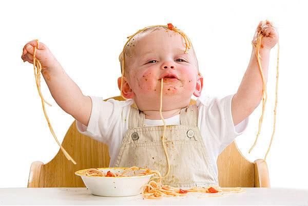 时机|该如何锻炼宝宝自己吃饭 千万不要错过最佳时机