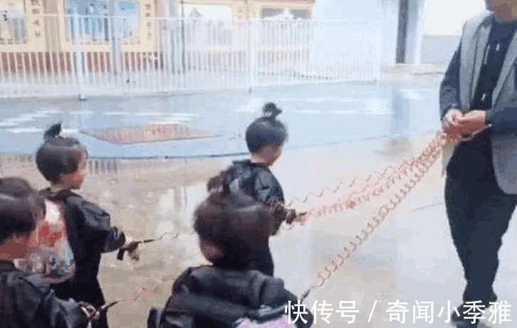 夫妻俩|爸爸接四胞胎放学犯了愁, 看到爸爸手里的东西, 老师忍不住笑了!