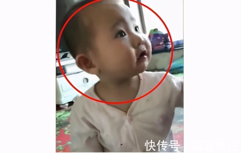 妈妈|舅舅赖着宝宝要喝奶，宝宝的反应，让一旁的妈妈笑岔了气