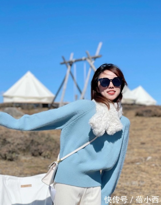 斜挎包 “针织衫”总是穿得平平无奇?建议你从颜色入手,轻松显白好几度