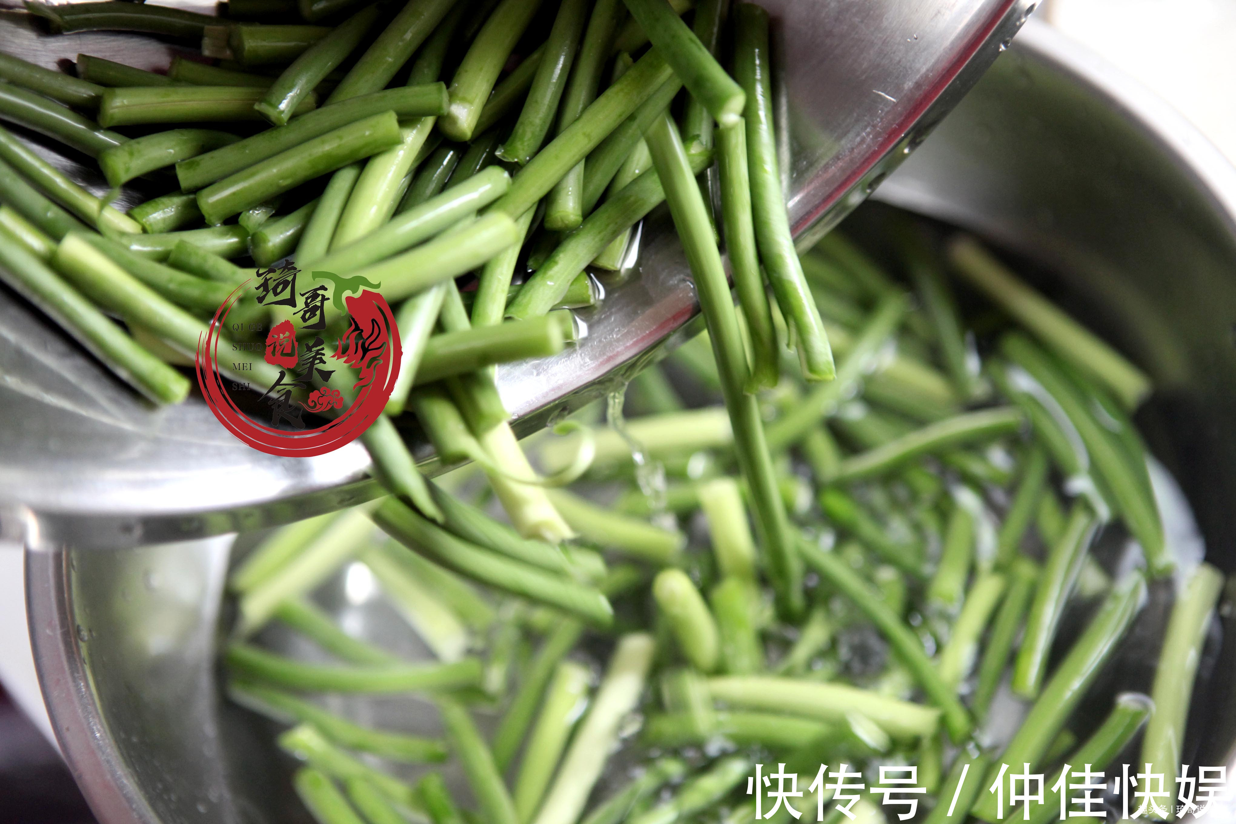 炒木耳|炒木耳时，“噼啪”炸锅真吓人！只需多做1步，木耳不炸锅更好吃