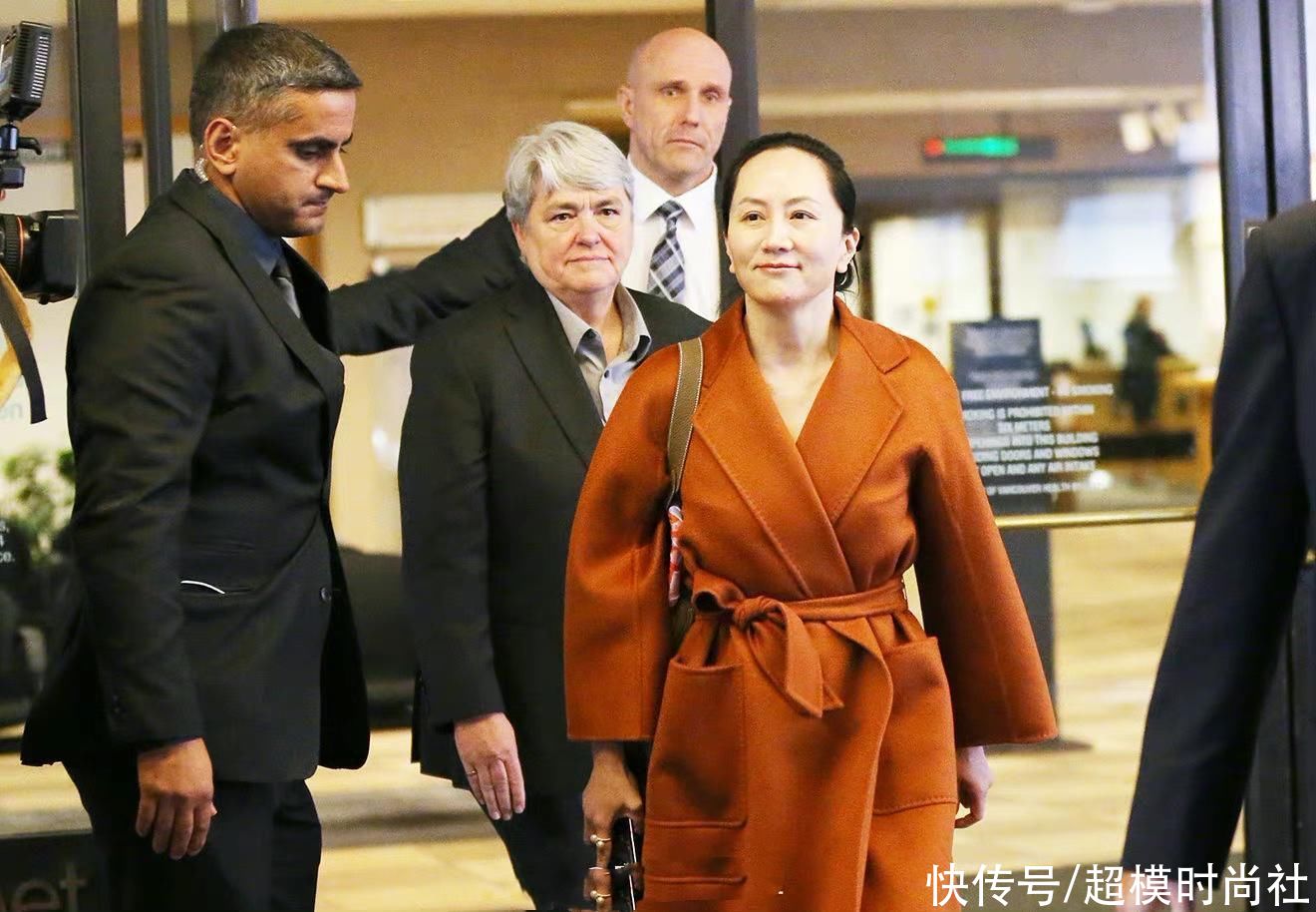 孟晚舟穿黑色大衣低调现身，戴钻石烟火胸针，气场变得自信张扬