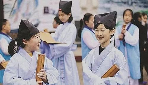 初中生|学生的校服这么丑,为什么不能用汉服当校服?家长和老师率先反对