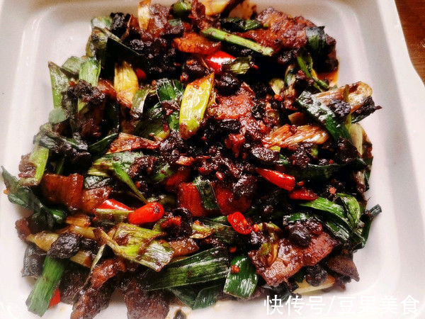 川味蒜苗回锅比卖的还好吃，简单易做味道棒