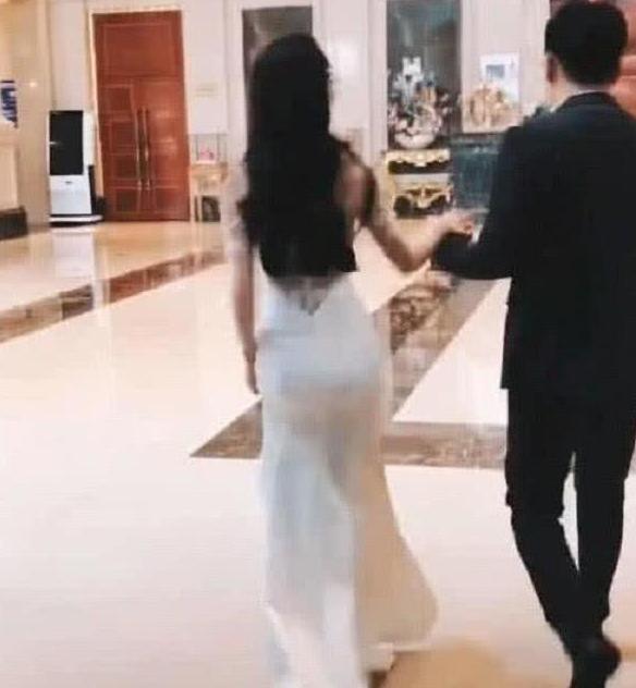 搞笑段子|“蝴蝶臀”新娘走红,看到新郎长相,网友:又一朵鲜花插在牛粪上