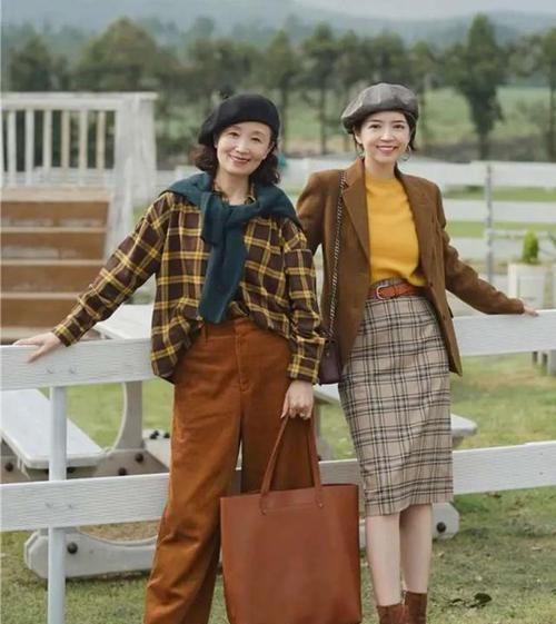 年过50的女人别总穿卫衣打底裤，显老！瞧三木妈妈穿搭，真优雅