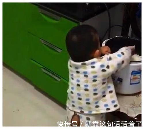 偷吃|半夜发现宝宝不见了,宝妈推开厨房门哭笑不得,网友:有多饿啊