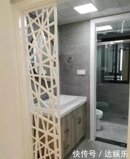 卫生间|把洗手台放在卫生间门外，加上隔断的设计，如今很流行