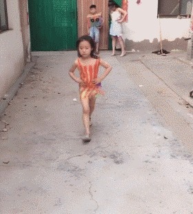 |搞笑GIF趣图:妹子很擅长玩石头剪刀布,一口气拿了五连胜