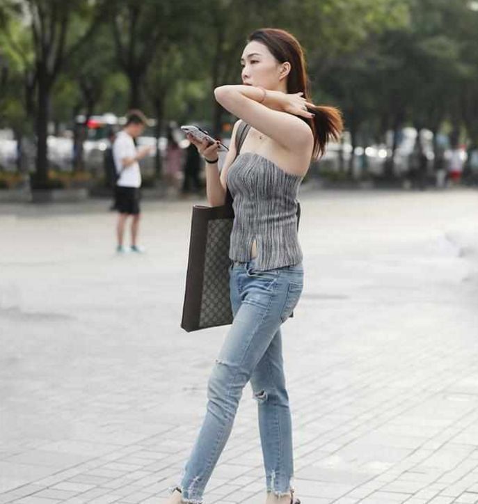 街拍:清纯气质感穿搭,身穿白色连衣裤套装,干净利落