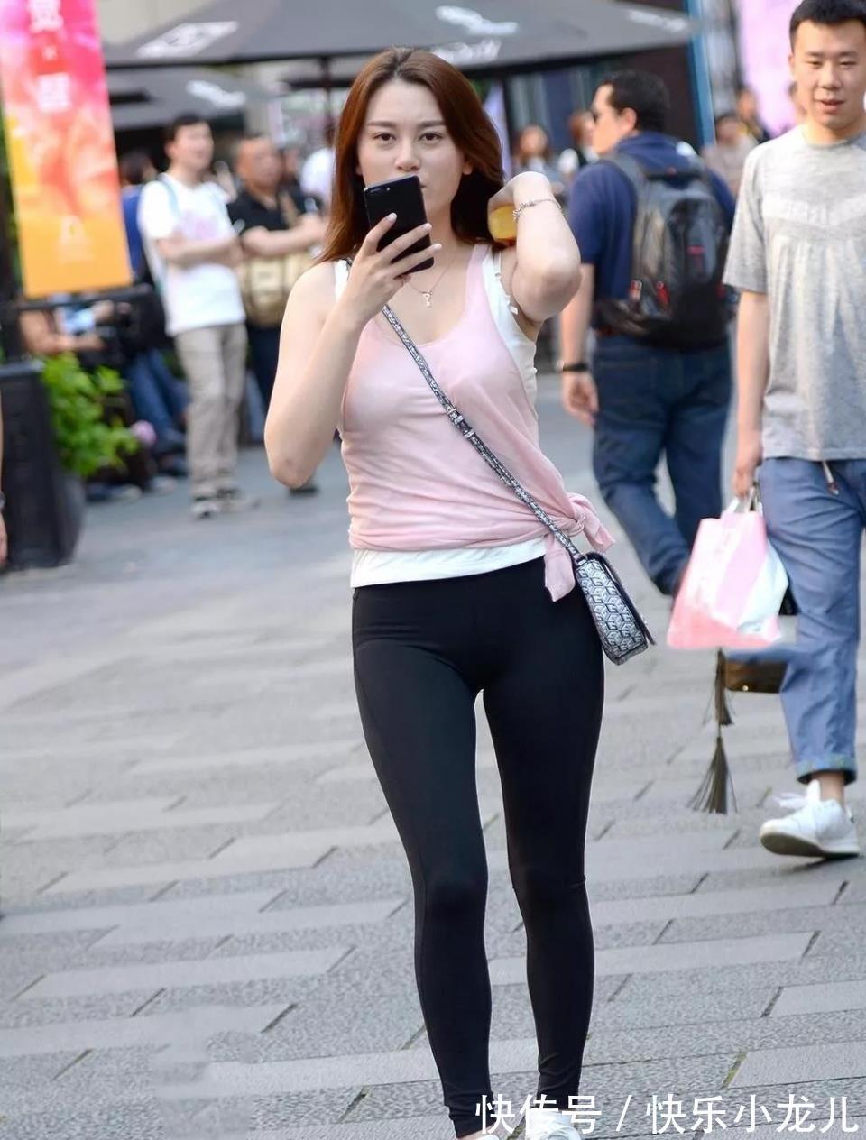 裤脚处 打底裤穿着充满年轻人时尚的气息,蕴含着浓浓的时尚感