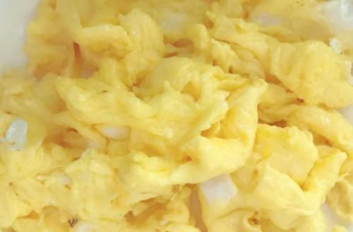 鸡蛋怎么做才营养?把油换成水,炒出的鸡蛋嫩滑无比,营养美味