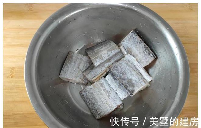 带鱼|煎带鱼时，别再放面粉了，教你多加2味，带鱼外酥里嫩