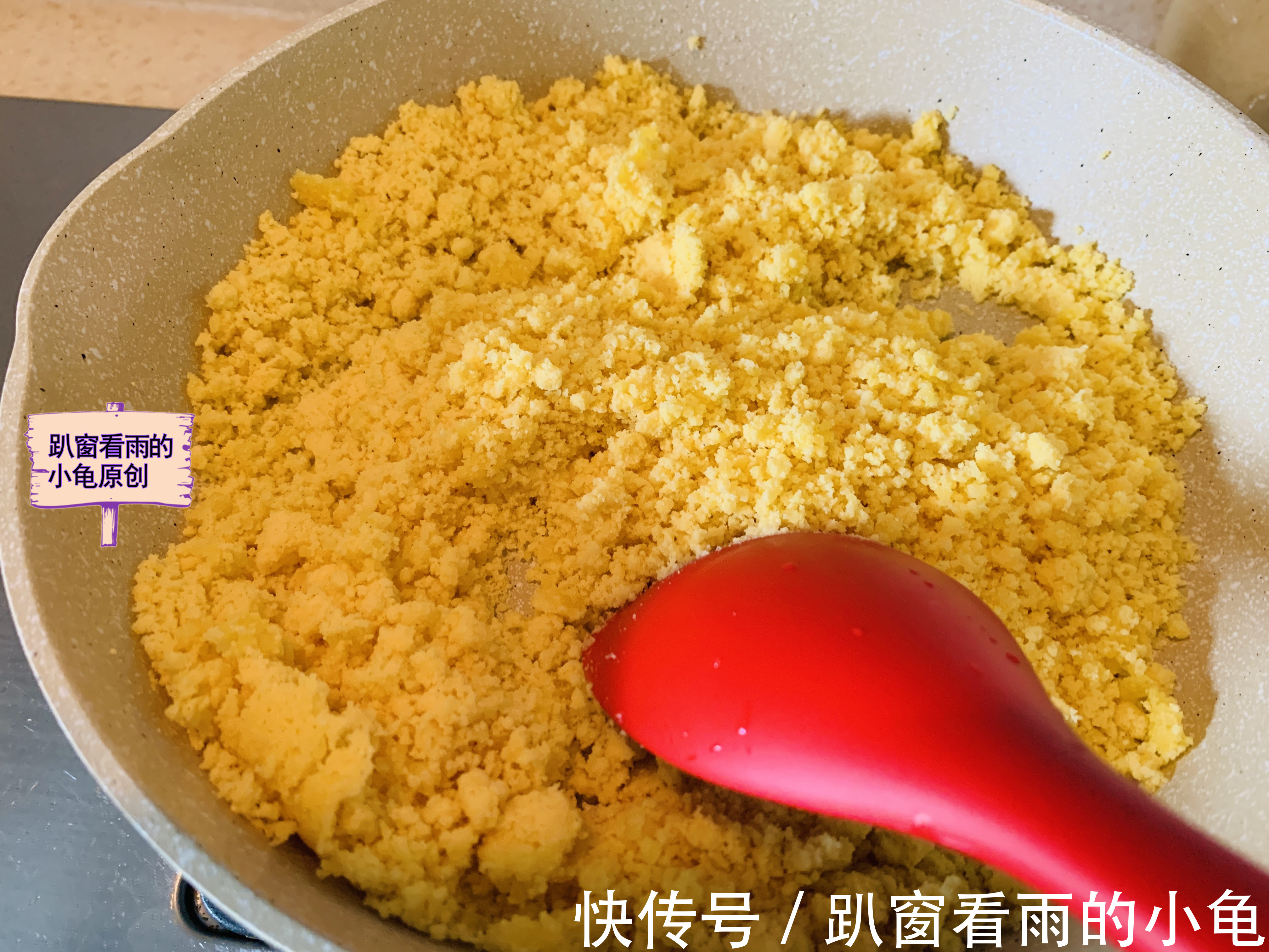 一日三餐|秋天,玉米面这样做,简单方便,吃起来金黄酥香,营养美味不上火