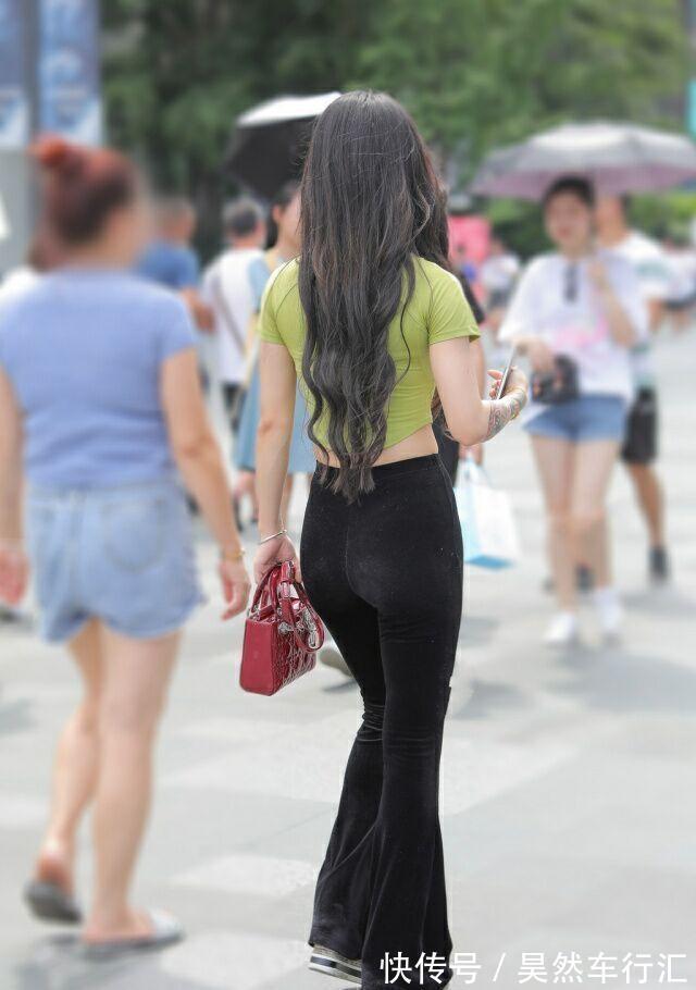 印花式 鲜艳色调的打底裤穿搭,才能扬长避短打造出众美感,会更经典