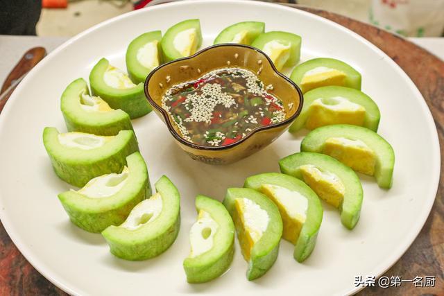 西葫芦这样做太好吃了,不炒不煎不凉拌,鲜嫩入味,营养不流失