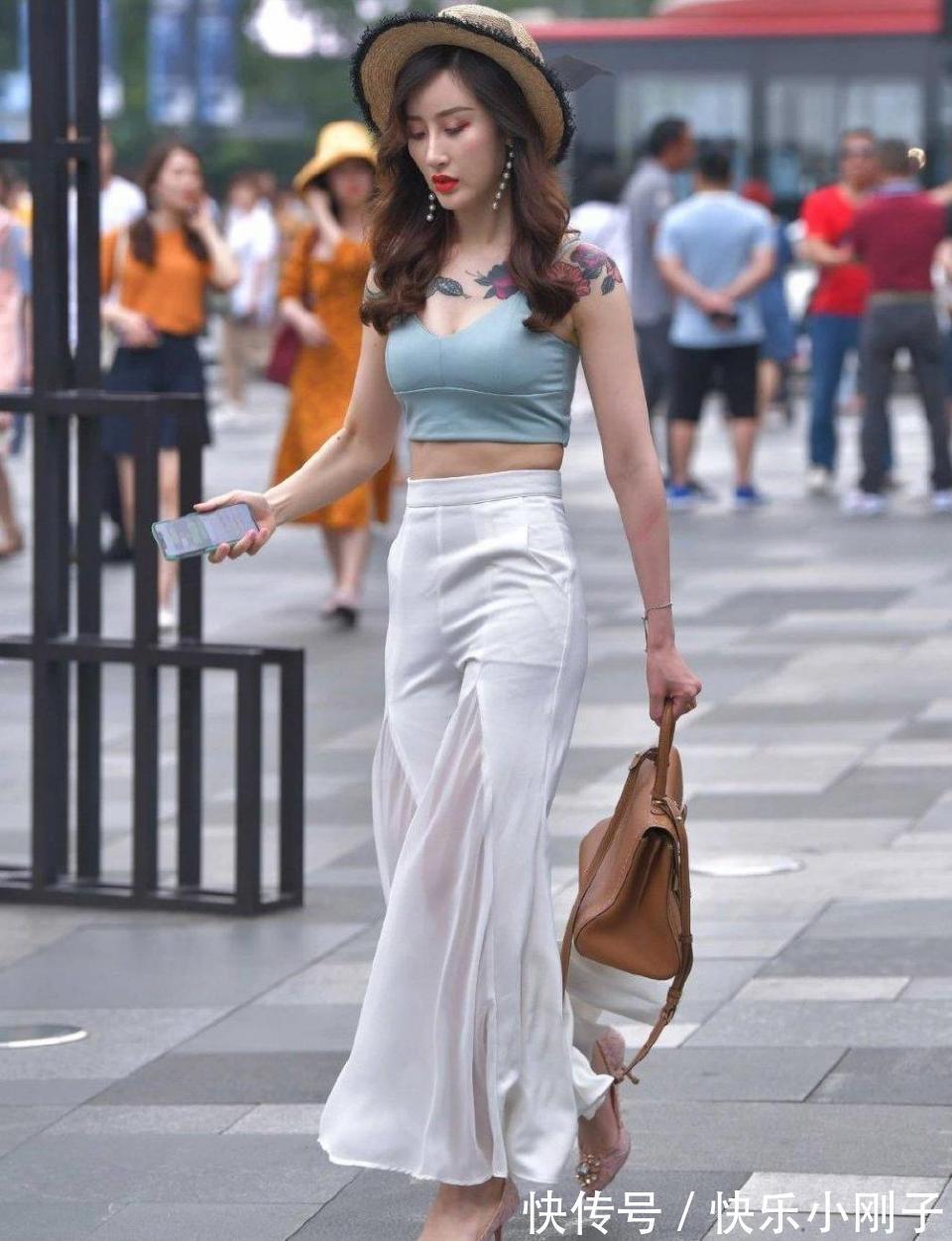 穿搭|小姐姐身穿淡蓝色的运动背心,搭配白色的休闲长裙,穿搭前卫又时尚