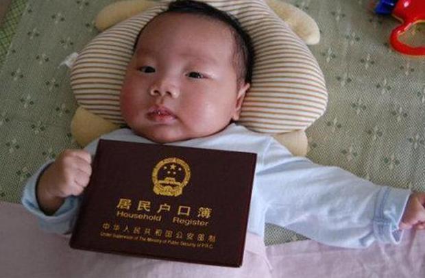 晓凡|宝爸给儿子取名“晓凡”,护士记录时手误多写一笔,宝妈:不改了