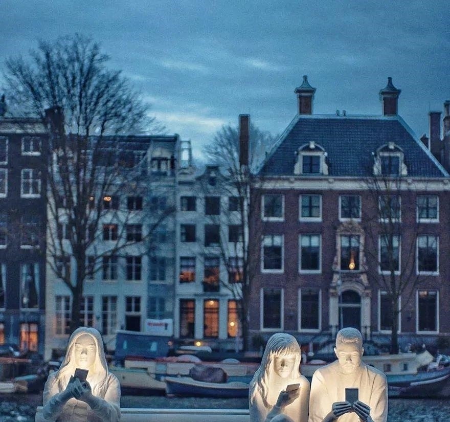 lucas&这位雕塑家的一个作品,让看到的人,戒掉对手机的依赖