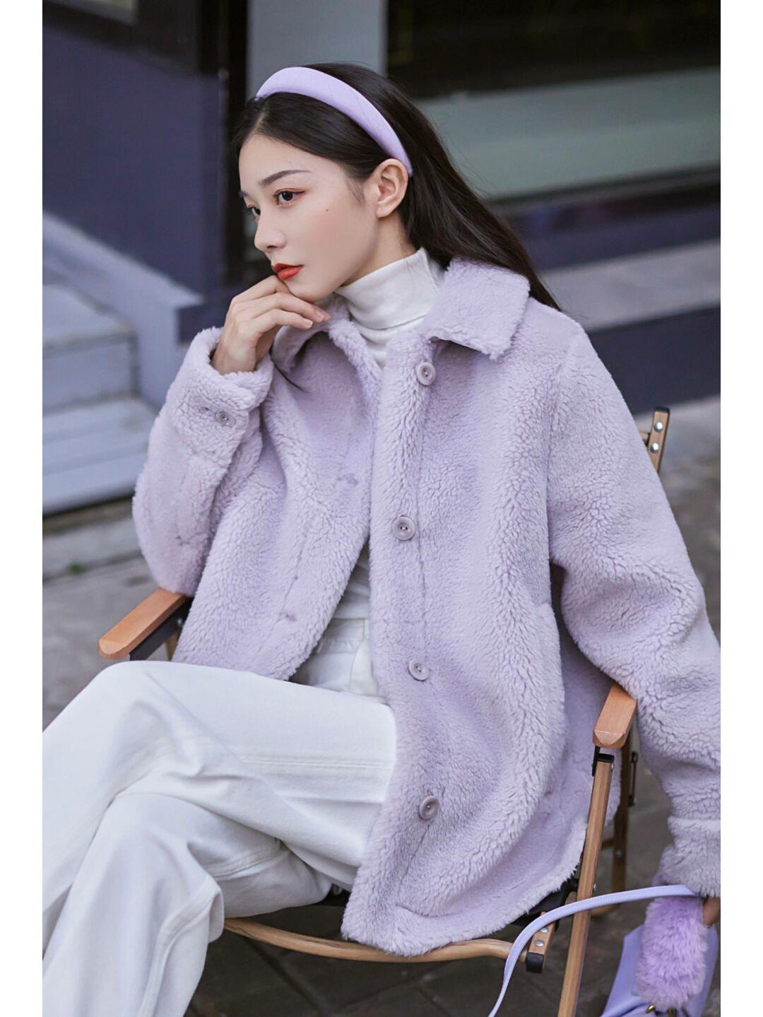 外套 今天偷偷分享一些私藏的秋冬保暖搭配,香芋紫外套+白色牛仔裤保暖又时尚!