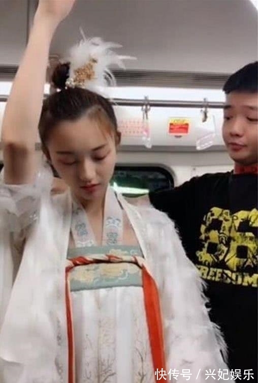 美女|地铁上有位汉服美女,男孩想拍下来,没想到咔嚓一声吓坏小姐姐