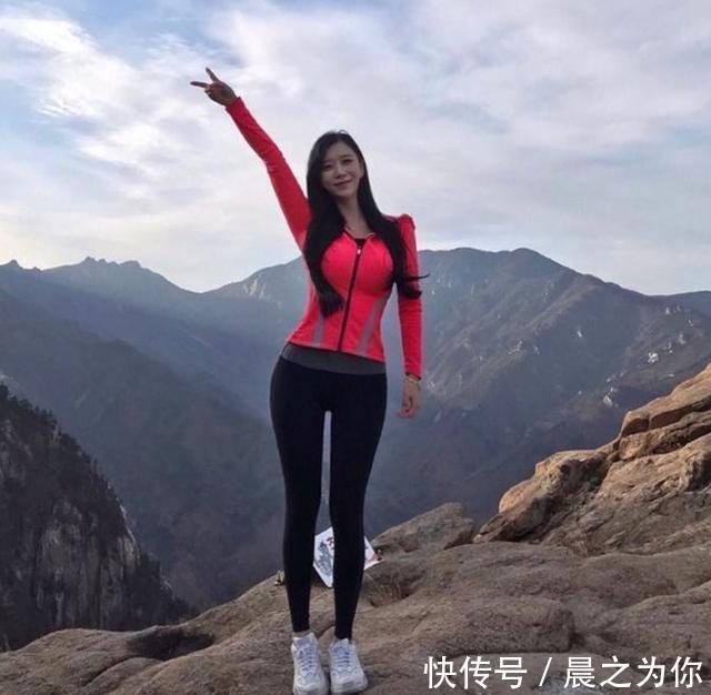 女模|韩国女模被称真人版“海贼王女帝”，大长腿小蛮腰