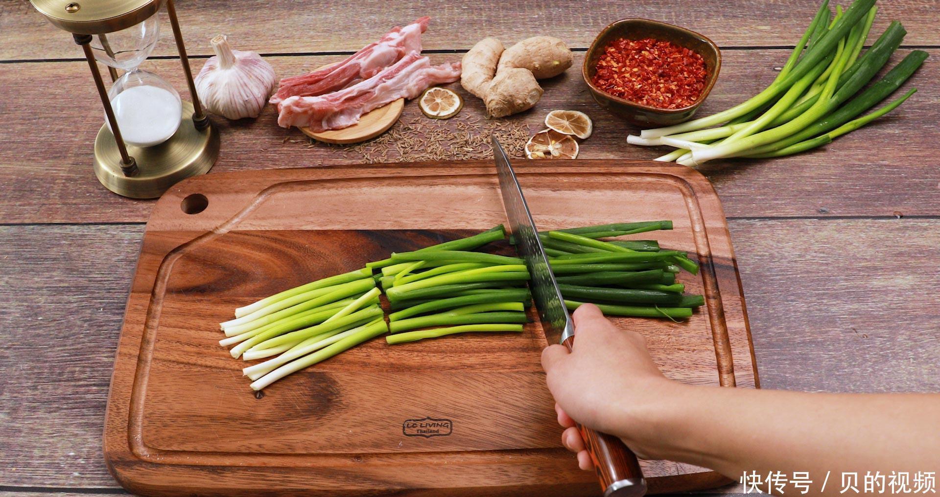 捞出来|烤羊好吃不好吃主要看酱汁,外表焦酥入口微甜,肉香浓郁嫩到出汁