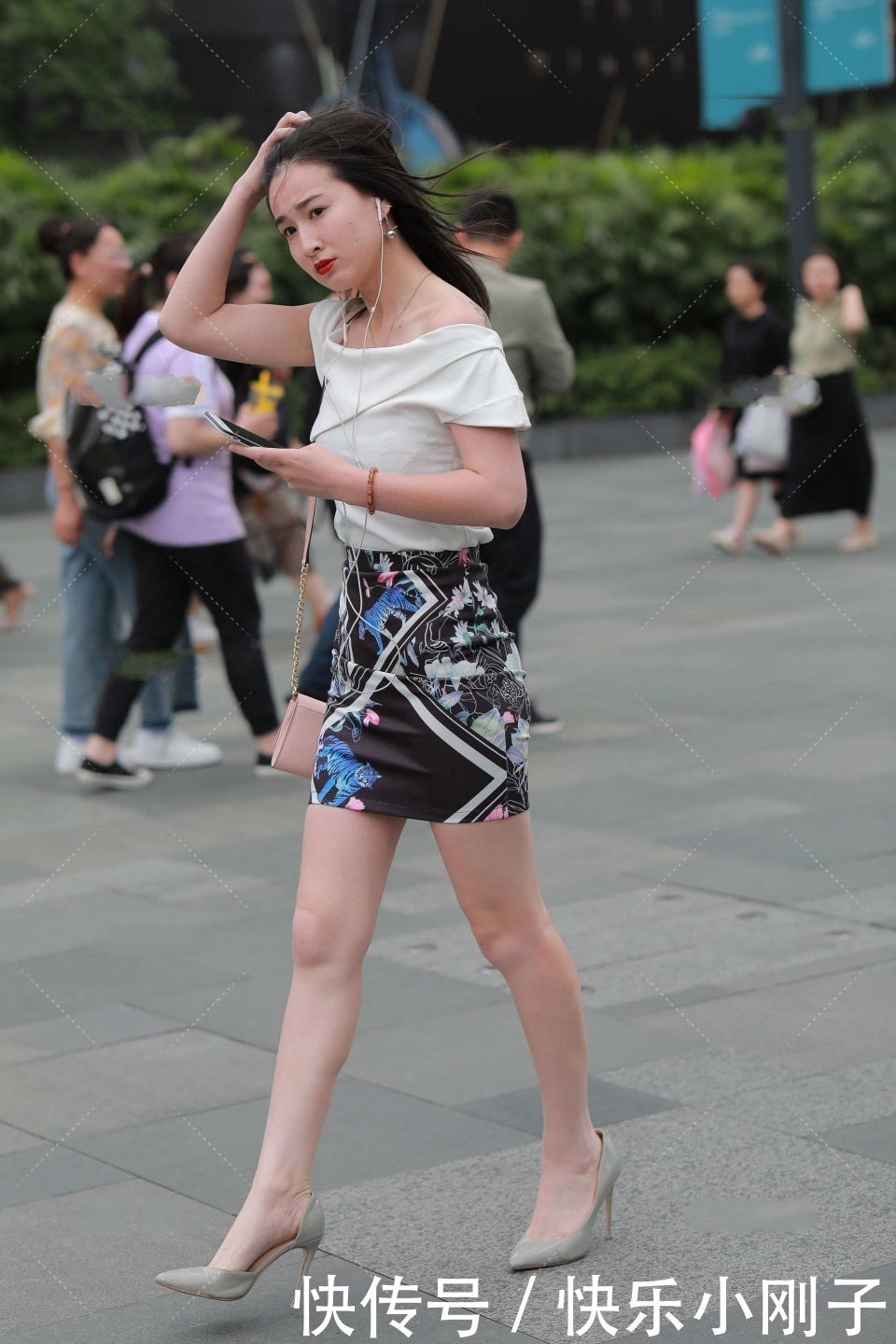 白色一字肩上衣，搭配印花一步裙，清新时尚，尽显端庄大气