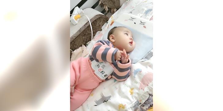 声音|萌娃躺在床上,发出奶声奶气的声音,宝爸宝妈无法抵抗呀