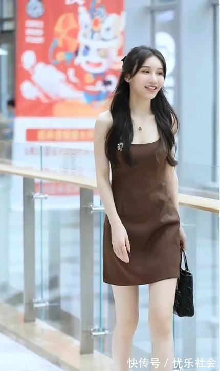 端庄 大长腿小姐姐端庄大气,深咖色连衣裙配高跟凉鞋,低调奢华有气质!